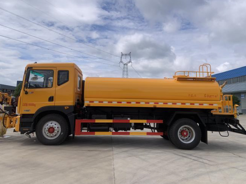 東風(fēng)D9城市護(hù)欄清洗車