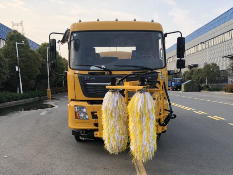 東風(fēng)天錦高速護(hù)欄清洗車