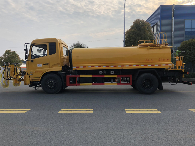 東風(fēng)天錦高速護(hù)欄清洗車